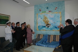 Il pittore del mare Alessandro Cogotti ha realizzato per l'occasione un affresco murale  rappresentate la nave scuola vespucci  scortata da elicotteri ed aerei della M.M.